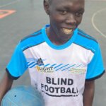 Der Mann namens Jimmy trägt ein Fußballtrikot mit der Aufschrift 