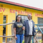 Catherine Karwitha und ihr Vater Stanley Mbobua vor dem Honiggewinnungsraum.