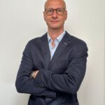 Auf dem Bild ist Arne Strate zu sehen, der Geschäftsführer von Licht für die Welt Schweiz. Er trägt ein hellblaues Hemd, ein dunkelblaues Jackett und eine Brille.
